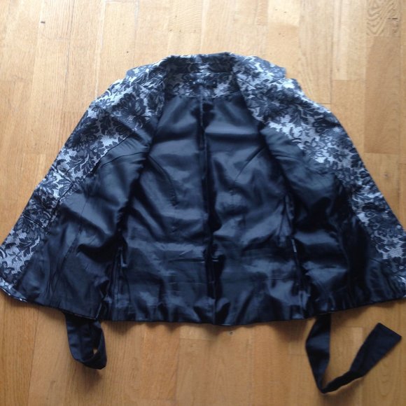 Mohito Short-sleeve Floral Blouse Jacket with Tie Waist Belt - Picture 8 of 13